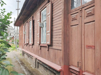 Просторий будинок із високими стелями, великою верандою та власною земельною ділянкою!, Будинки